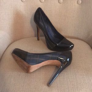 5” Navy blue patent leather pump w/plaid accents.